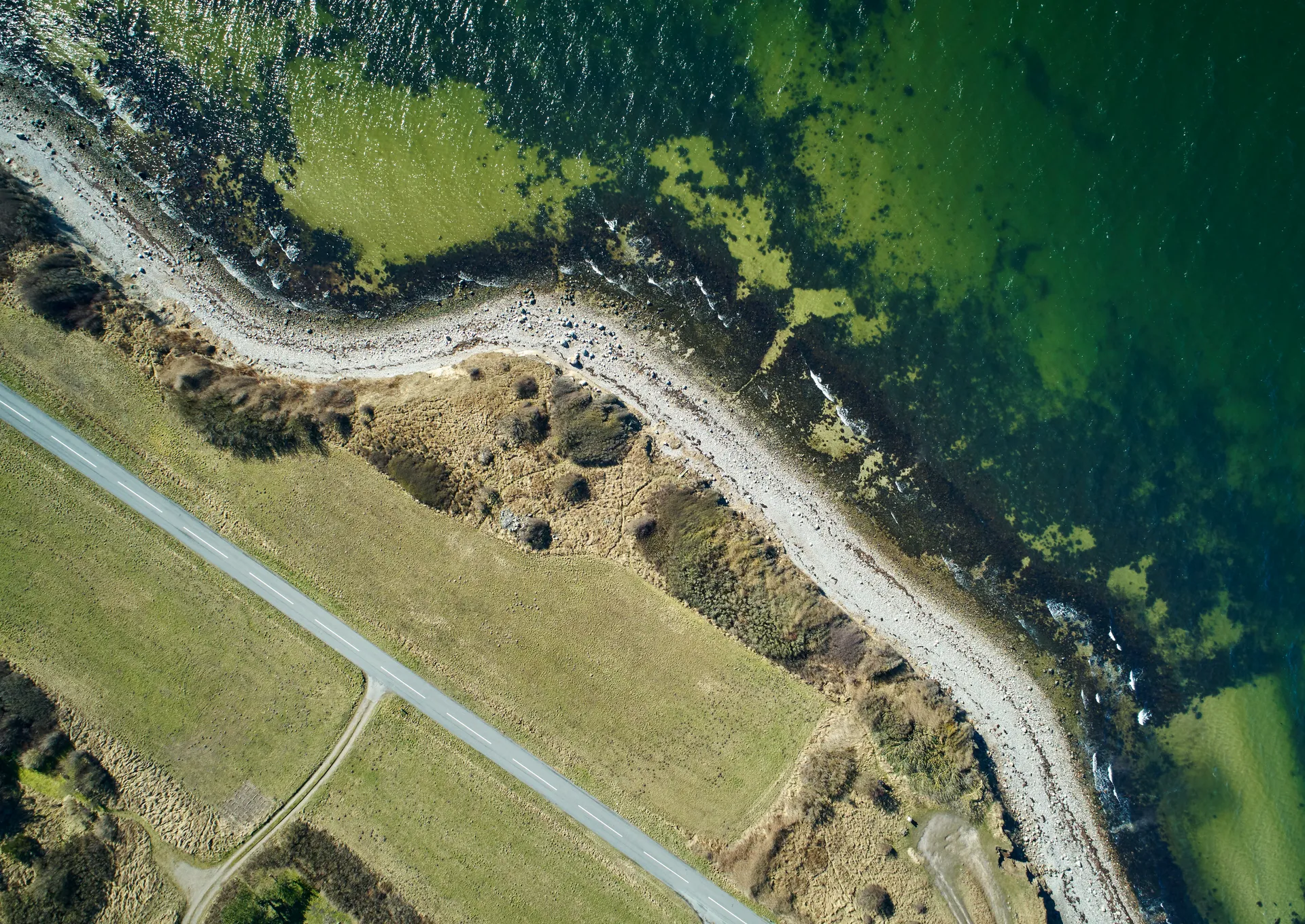 Luftfoto af landskab og hav