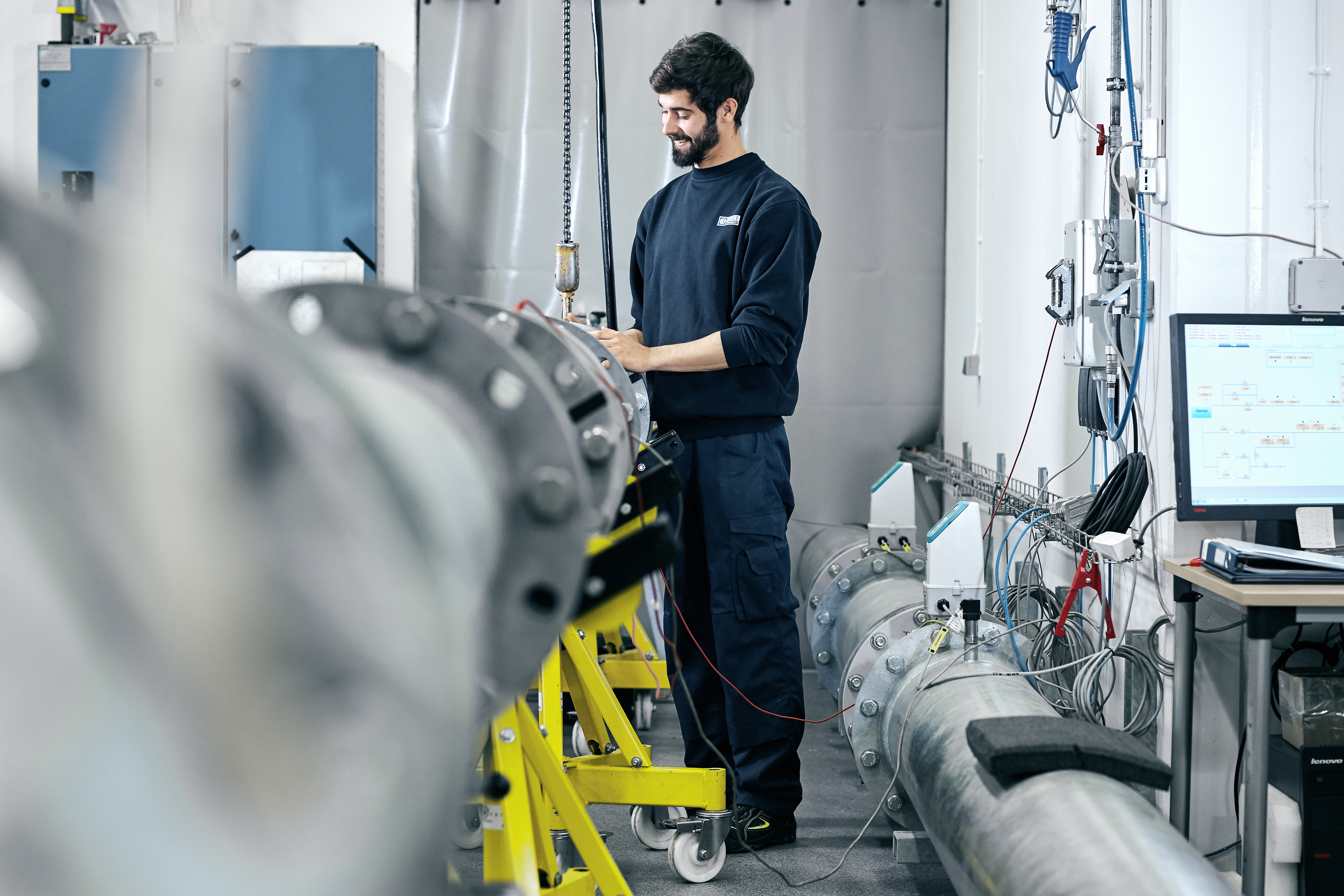 En ingeniør forbereder en test i vores akkrediterede vandlaboratorium til test og kalibrering af flowmålere.