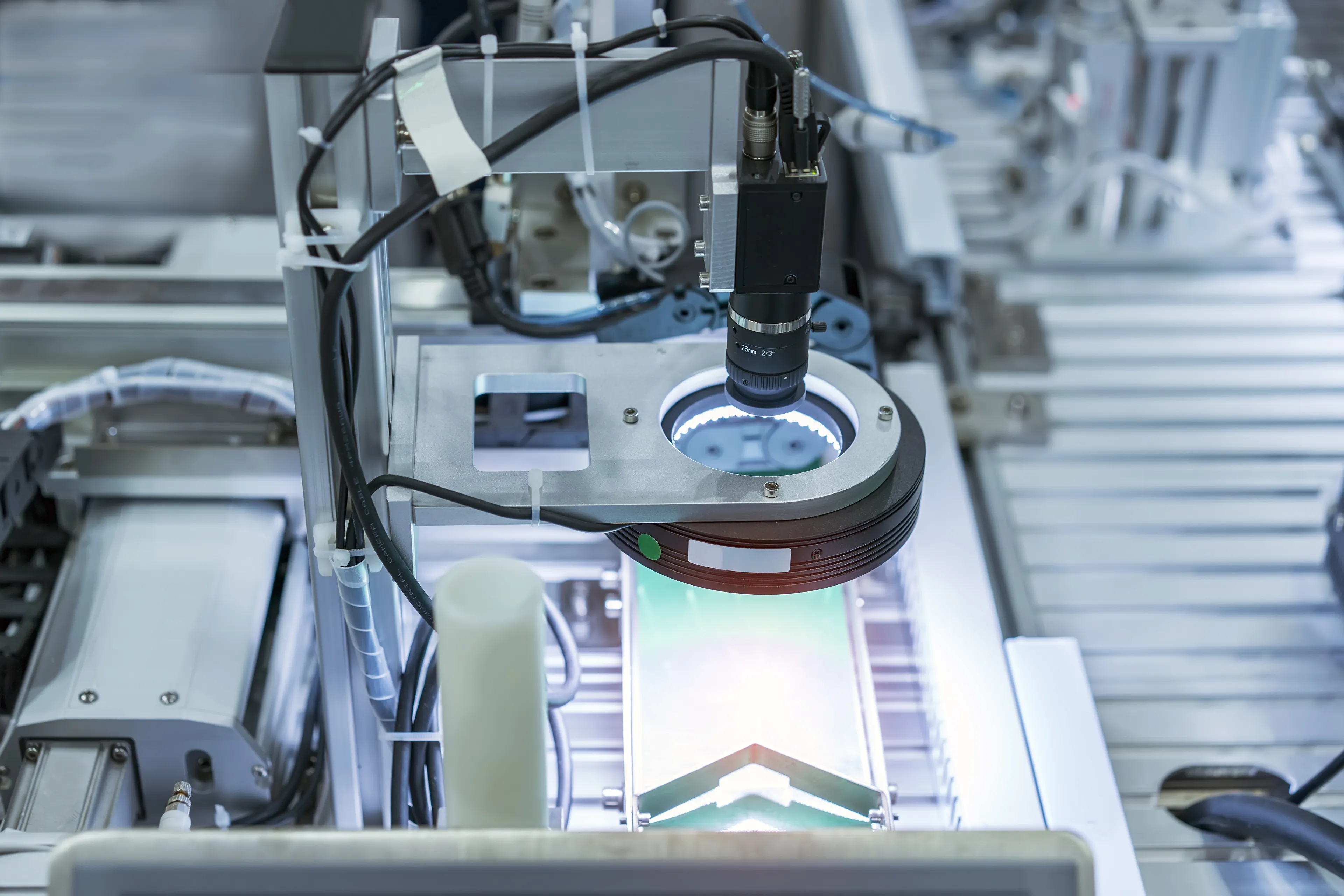 Nærbillede af et automatiseret optisk inspektionssystem, der overvåger komponenter på en digitaliseret produktionslinje. 