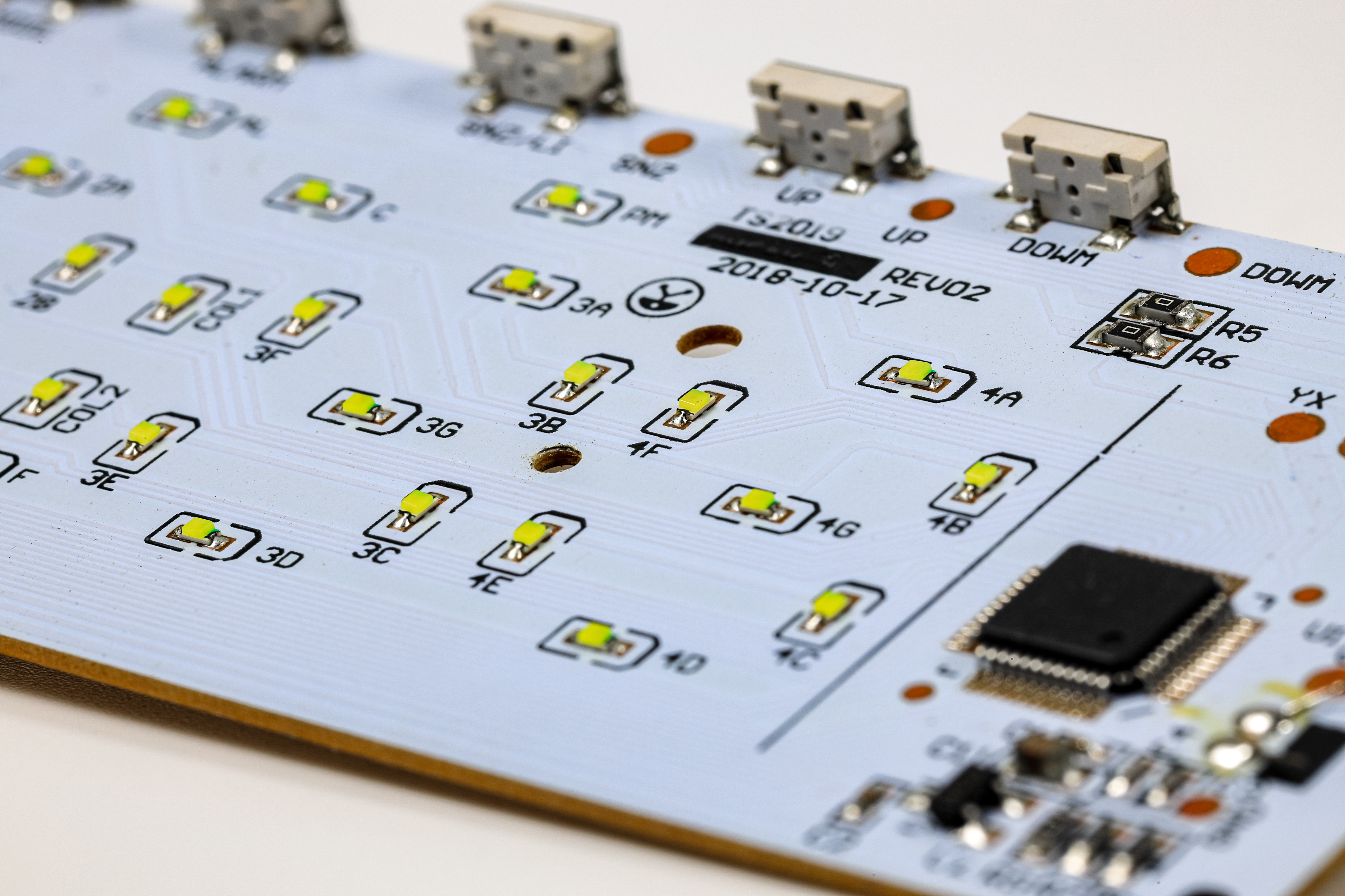 Nærbillede af et printkort med monterede LED-komponenter og elektroniske kredsløb, der illustrerer anvendelse af LED-teknologi i produkter.