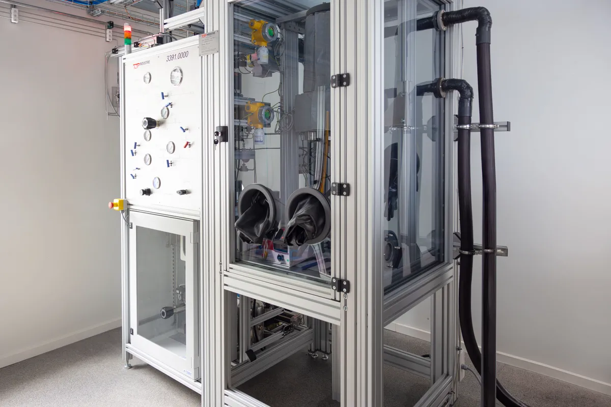 Hydrogen autoclave for testing materials in hydrogen gas up to 500 bar, such as ASME B31.12 pipeline qualification testing