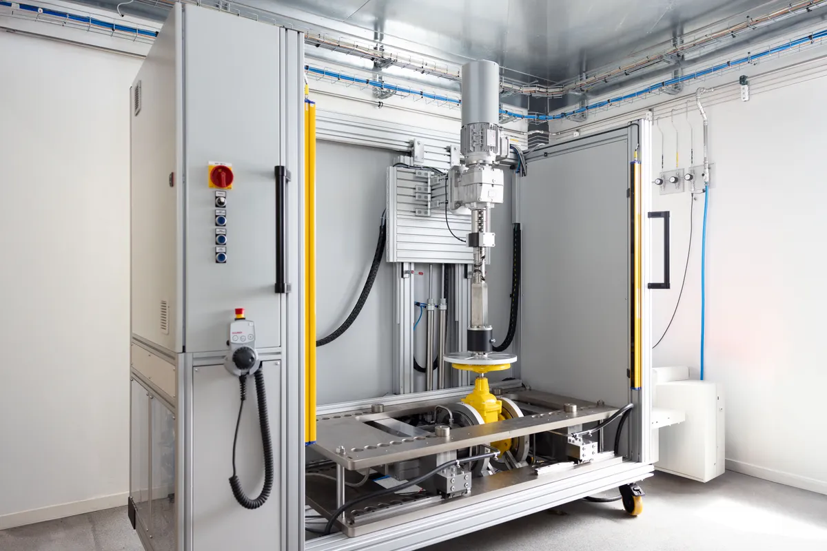 Fracture mechanics testing laboratory