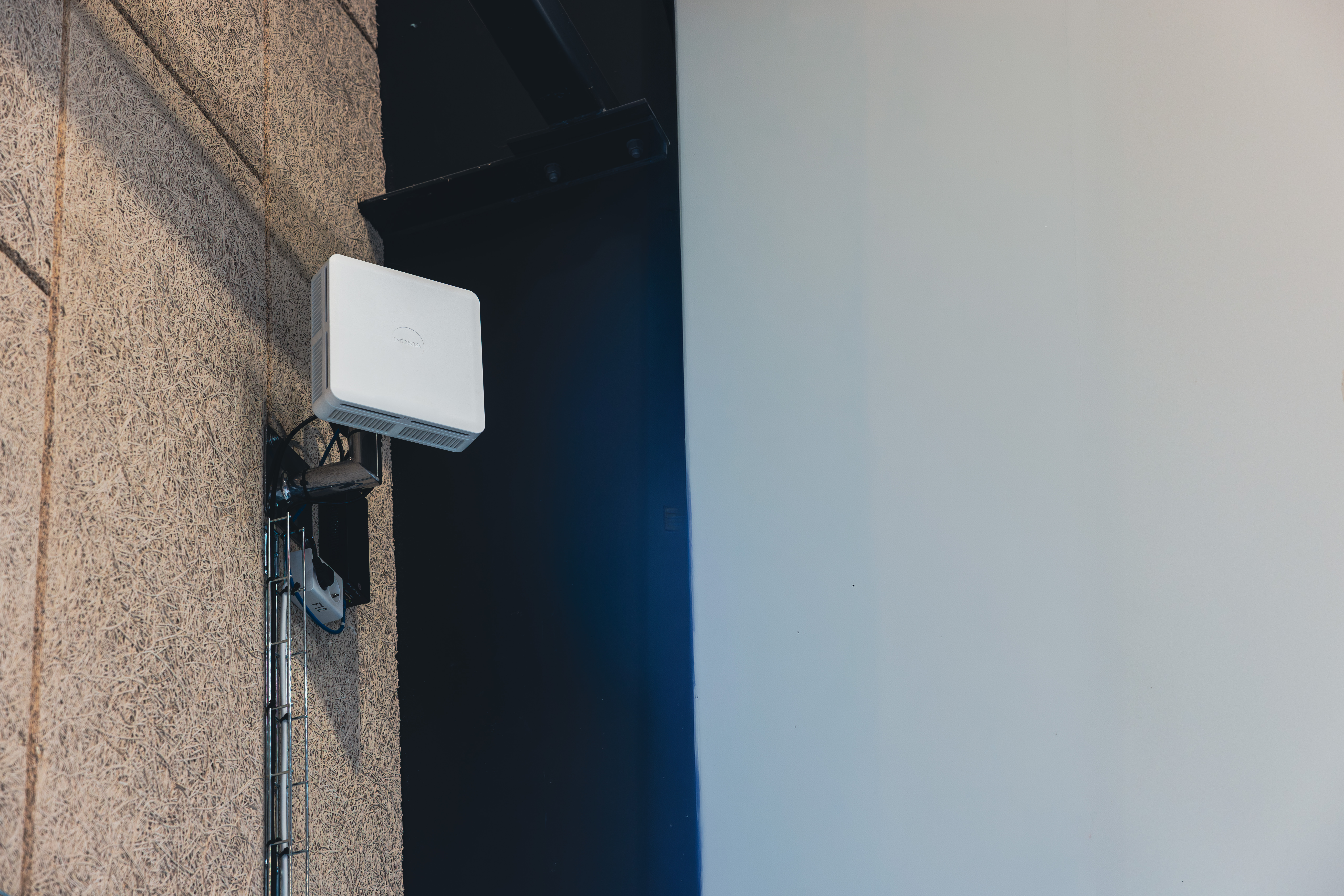 Integreret indendørs 5G-antennesystem, der sikrer kontinuerlig trådløs dækning med lav latency fra laboratorieområde og klimakammer til udendørs testmiljø.